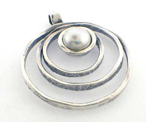 Sterling silver/ pearl pendant weighing 7.5 grams Sterling silver/ pearl pendant weighing 7.5 grams