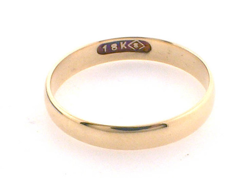 18 karat yellow gold wedding band weighing 2.4 grams. Finger size 8