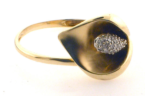 14 karat yellow gold calilly diamond ring weighing 2.8 grams.  Finger size 7