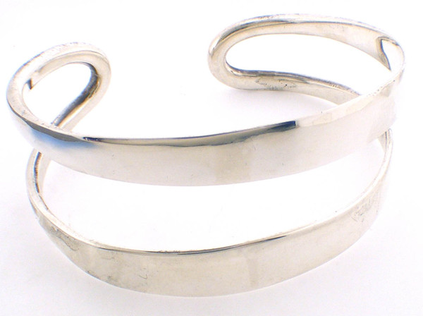 Sterling silver cuff bracelet weighing 33.2 grams