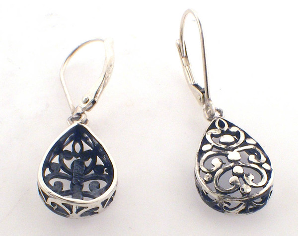 Sterling silver drop earrings weighing 2.6 grams