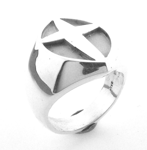 Cross ring with plain sides.