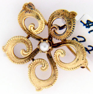 14 karat yellow gold pearl pin weighing 3.3 grams