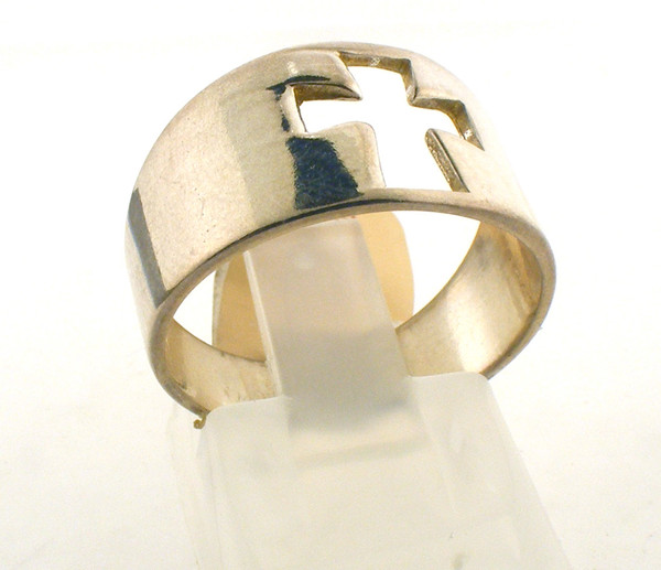 Sterling silver cross ring. The total weight of the ring is 3.8 grams and the ring is made for a finger size of 7.