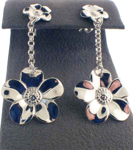 Sterling silver flower drop earrings. The total weight of the earrings are 3.6 grams.