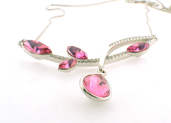 Sterling silver leaf necklace with Cz and pink stones. The total weight of the necklace is 6.2 grams