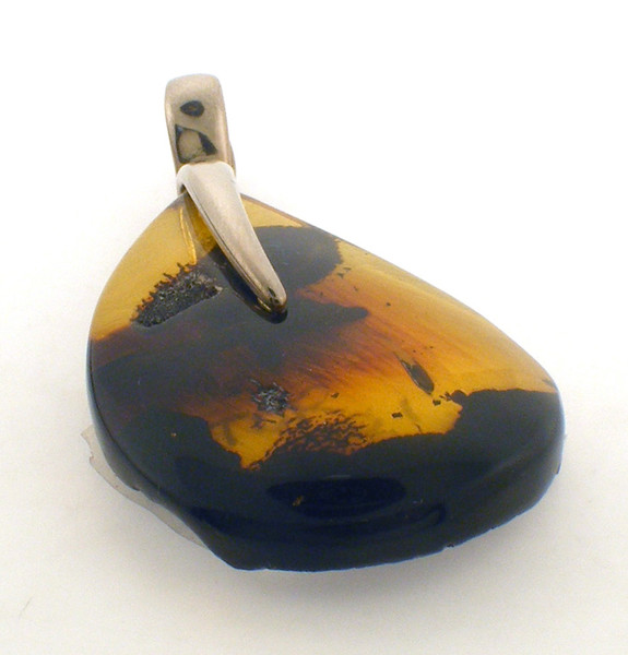 Sterling silver and amber pedant. The total weight of the pendant is 8.6 grams.
