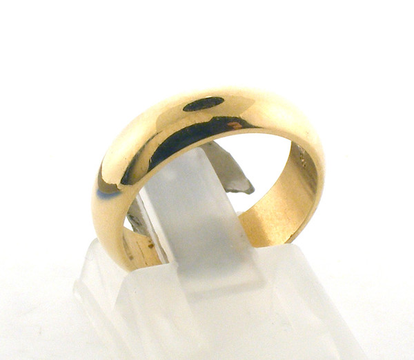 14 karat yellow gold wedding ring. The total weight of the ring is 2.6 grams and is made for a finger size of 4.