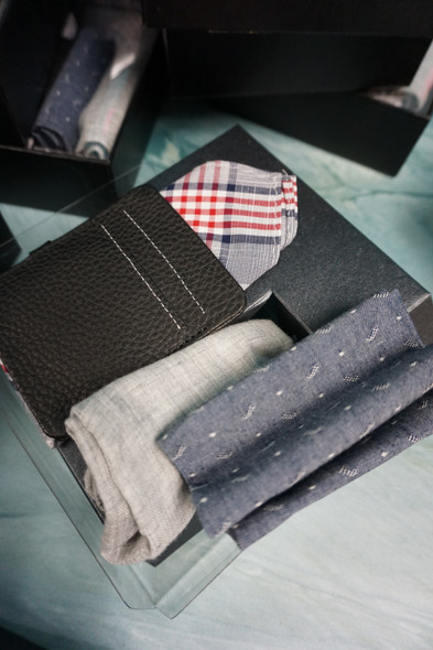 19 SETS = 76pc Mens SAKS 5th AVE Wallet & Pocket Square GIFT SET OVERSTOCKS #30905K (Y-6-2)