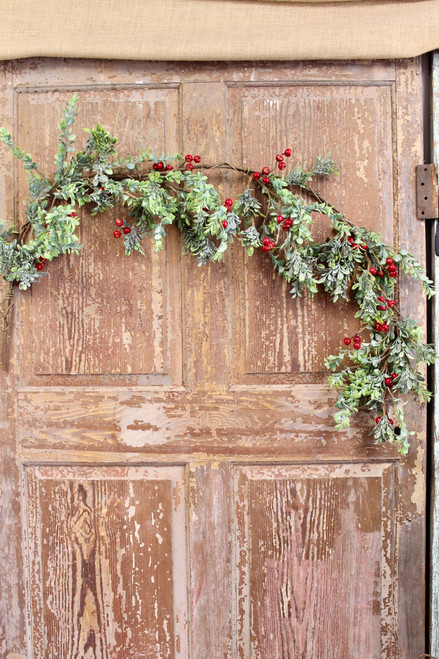 5ft Frosted Boxwood And Gooseberry Garland