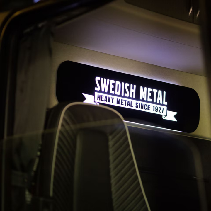 Upplyst väggskylt till hytten: Volvo Swedish Metal (Vit LED)