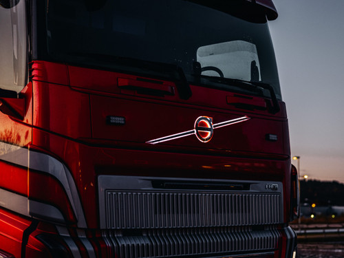 Upplyst Volvo järnmärke+ribborna. Volvo FH ver 5