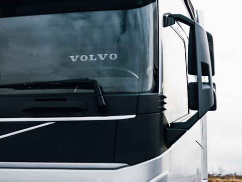 Volvo upplyst skylt med vitt ljussken