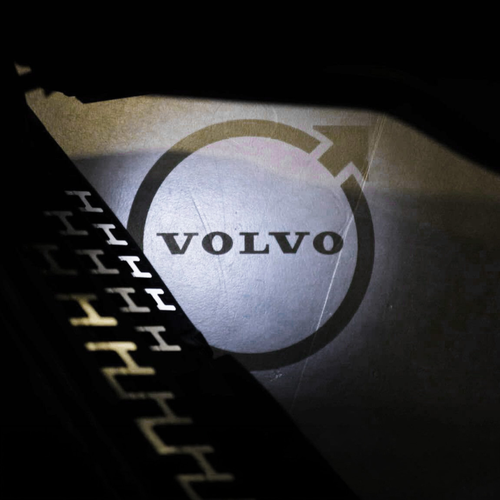 Markbelysning i dörr med Volvo logo - lyser ner mot marken