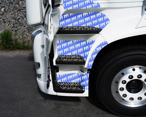 Modellanpassad PPF kitt till fotsteg Volvo FH Förarsidan