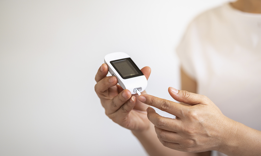 Puesta de pendientes de Farmacia Carmen Ortiz en Benacazón (Sevilla)