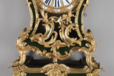 Horloge en bronze doré et bois laqué Horloge en bronze doré et bois laqué