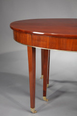 TABLE OVALE DE STYLE DIRECTOIRE A ALLONGES EN PLACAGE D'ACAJOU TABLE OVALE DE STYLE DIRECTOIRE A ALLONGES EN PLACAGE D'ACAJOU