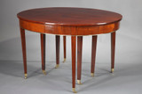 TABLE OVALE DE STYLE DIRECTOIRE A ALLONGES EN PLACAGE D'ACAJOU TABLE OVALE DE STYLE DIRECTOIRE A ALLONGES EN PLACAGE D'ACAJOU