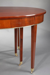 TABLE OVALE DE STYLE DIRECTOIRE A ALLONGES EN PLACAGE D'ACAJOU TABLE OVALE DE STYLE DIRECTOIRE A ALLONGES EN PLACAGE D'ACAJOU