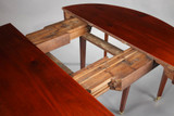 TABLE OVALE DE STYLE DIRECTOIRE A ALLONGES EN PLACAGE D'ACAJOU TABLE OVALE DE STYLE DIRECTOIRE A ALLONGES EN PLACAGE D'ACAJOU