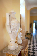 COPPIA DI VASI IN MARMO BIANCO CON DECORO AD EDERA, XIX SECOLO