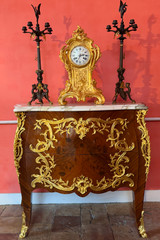 Louis XV风格弯曲方便，贴有侯爵夫人和镀金青铜