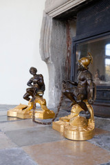 PAIRE DE CHENETS "ALEXANDRE LE GRAND ET DIOGÈNE" EN BRONZE