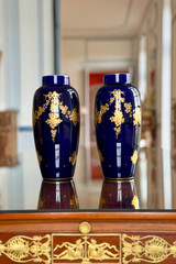 一对1900年的蓝色瓷瓶