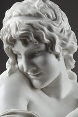 Bust of a woman in marble from the 19th century
