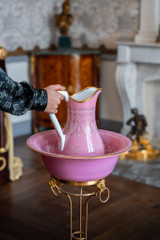 Опаловый кувшин и таз XIX века на позолоченном бронзовом основании