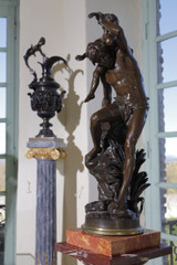 BRONZE À PATINE BRUNE D'UN HOMME PORTANT UN ENFANT SUR SON DOS, DE GASTON LEROUX (1854-1942)