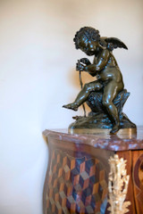 BRONZEDARSTELLUNG VON AMOR, DER SEINEN BOGEN SPANNT, NACH LEMIRE (1741-1827)