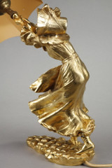 Sculpture-lampe en bronze doré représentant une femme emportée avec son parapluie