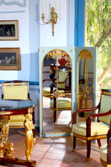 PARAVENT MIROIR A QUATRE FEUILLES EN BOIS LAQUÉ ET MONTURE EN BRONZE DORÉ