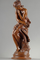 Sculpture d'une jeune femme