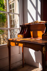 BUREAU À GRADIN EN ACAJOU ET PLACAGE D'ACAJOU D'ÉPOQUE ART NOUVEAU