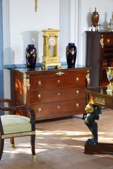 Комод и письменный стол из красного дерева с отделкой шпоном красного дерева