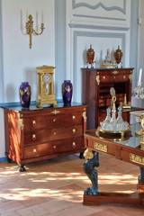 Комод и письменный стол из красного дерева с отделкой шпоном красного дерева