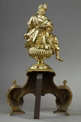 PAR DE MORIZOS DE BRONCE DORADO Y CINCELADO DECORADOS CON MUSAS SENTADAS