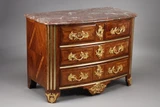 Commode en bois de violette de bronzes dorés