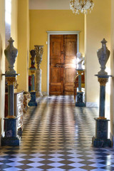 PAIRE DE COLONNE EN MARBRE VERT D'ESTOURS ET SOCLE VERT CLAIR AVEC DES CHAPITEAUX CORINTHIENS