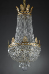 un luminaire en bronze doré orné de pampilles en cristal