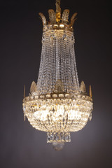 lustre en bronze doré agrémenté de pampilles en cristal.