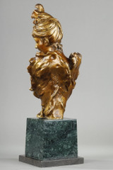 铜绿青铜雕塑，女性半身像，19世纪，大理石底座。.