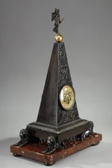 Pendule à cadran ajouré, bronze doré Charles X, ornée de palmettes et chiffres romains.