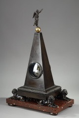 Pendule obélisque Charles X en bronze doré, avec lions et socle marbre rouge