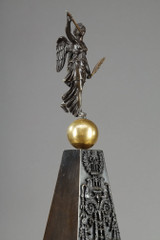 Grande pendule Charles X, en forme dobélisque, bronze doré sur socle en marbre