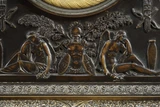 Pendule Charles X, bronze patiné, guirlandes feuillagées et socle en marbre rouge
