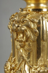 Jarrón cubierto de bronce dorado, deidades rodeadas de guirnaldas y frisos